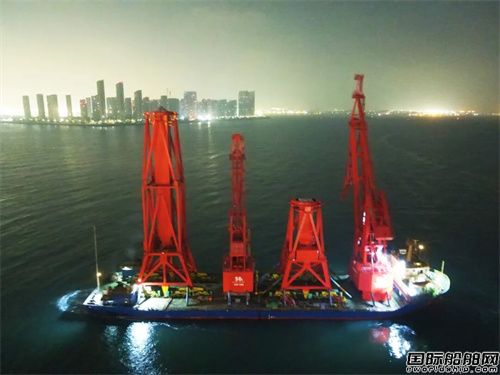 四连杆臂架起重机交付助力沪东中华船厂高效建造(图1) 四连杆臂架起重机交付助力沪东中华船厂高效建造(图1)